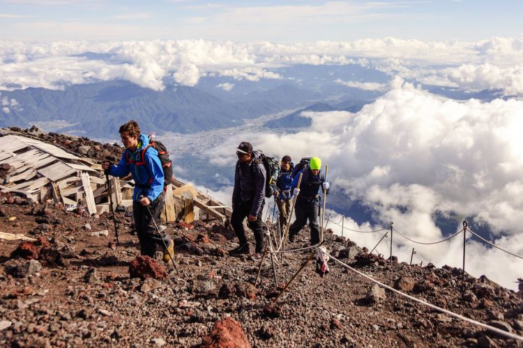 Jalur pendakian Gunung Fuji via Yoshida (Fuji Mountain Guides).