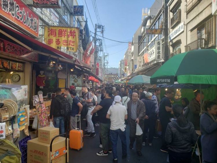 Pasa Luar Tsukiji yang dipadati turis (Adriana Paradiso).