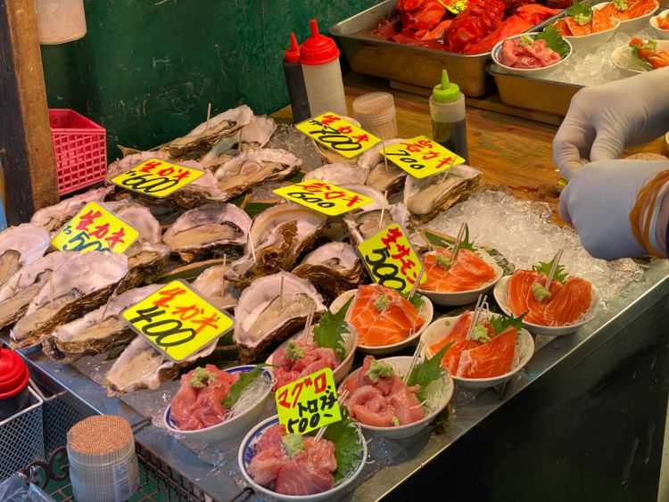 Jangan lewatkan untuk memberli sashimi di pasar ini (Japan Wonder Travel).