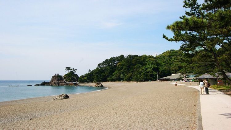 Pantai Katsurahama yang indah di kota Kochi (Japan Guide).