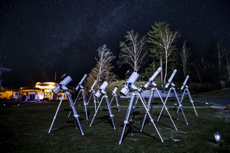 Teleskop di Star Village Achi yang bisa digunakan pengunjung untuk melihat bintang (Go Nagano).