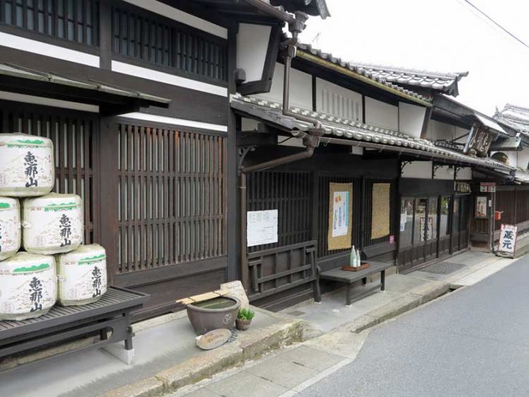 Deretan toko-toko sake dan restoran dari bangunan kayu yang masih terjaga sejak era Edo 