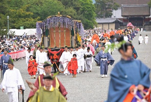 Parade roto no gi yang berangkat dari Istana Kekaisaran kyoto pada 15 Mei 2024 (Mainichi).