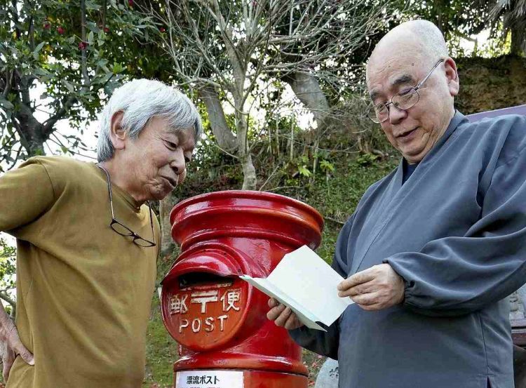 Yuji Akagawa (kiri) dan Keiko Furuyama (kanan) bersama Drifting 3.11 Postbox (Yomiuri Shimbun).