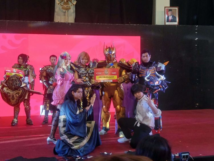 Tim cosplay Koko Panda(n) menerima penghargaan sebagai grand finalist dari para juri.