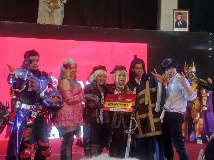 Tim cosplay Exodus menerima penghargaan sebagai grand finalist dari para juri