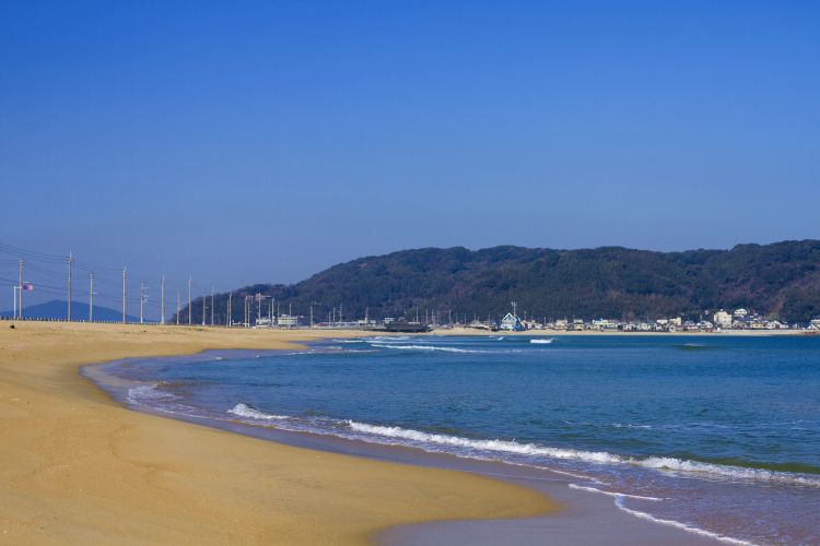 Keindahan pantai biru Shikajima cocok untuk berenang, menyelam, dan berselancar (Fukuoka City Offici