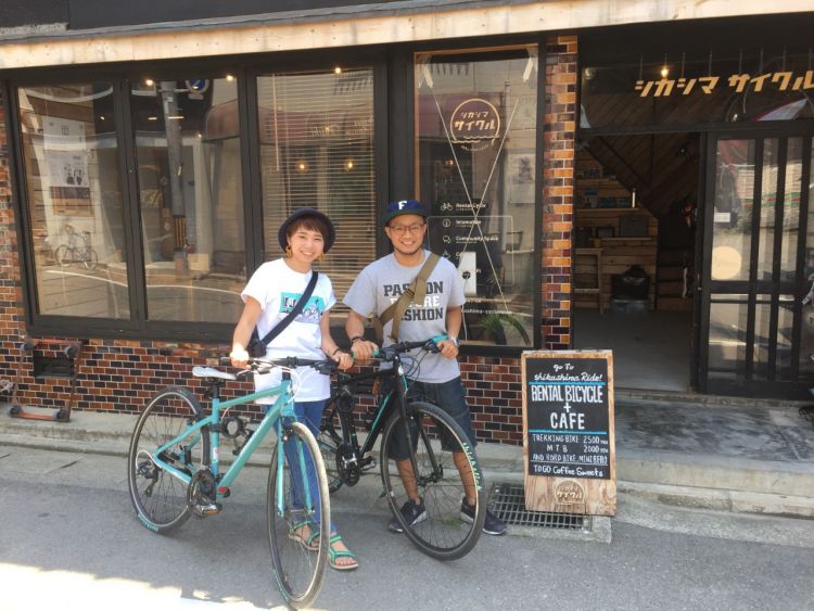 Menyewa sepeda di Shikashima Cycle (Fukuoka City Official Tourist Guide).