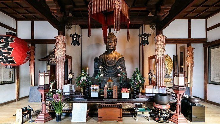 Patung Buddha Asuka, yang dinyatakan sebagai patung Buddha tertua di Jepang (Japan Guide)