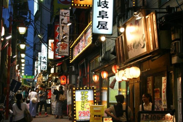Jalanan sempit di Omoide Yokocho yang dipenuhi toko-toko (Japan Travel)
