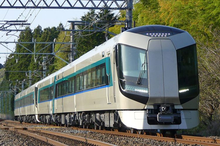 Salah satu kereta dari Tobu Railway di jalur Tobu Nikko (MaedaAkihiko/Wikimedia Commons).