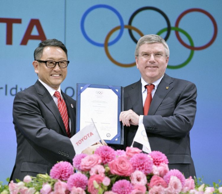 Presiden Toyota (kiri) dan Presiden IOC (kanan).