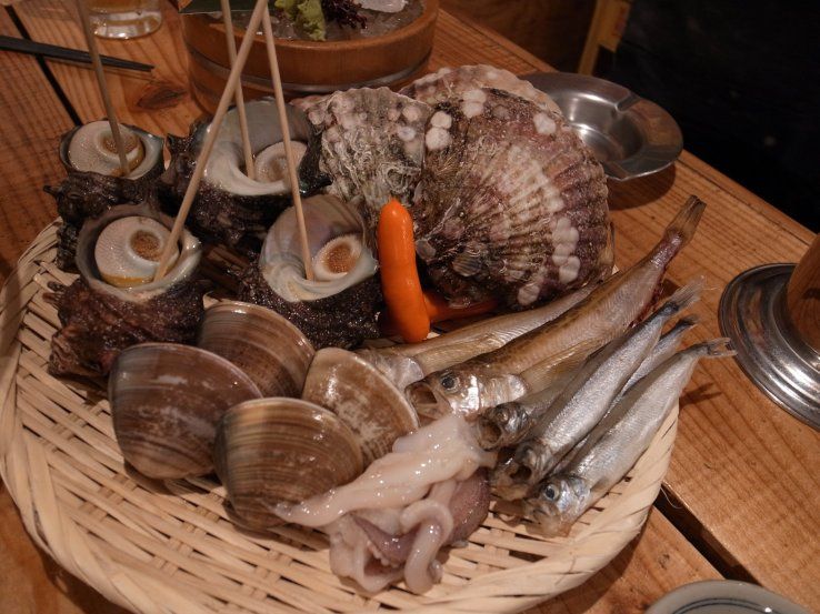 Aneka hidangan laut dari seporsi Kaizoku Ryori yang siap diolah (pelican/Flickr via Japan Travel).