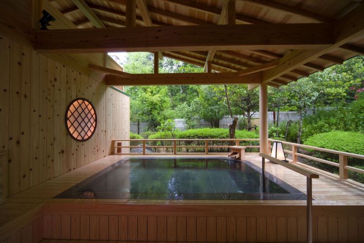 Kolam pemandian terbuka di Ise Kaguraba Resort Sennomori (Fun! Japan).