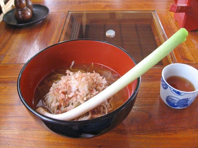 Daun bawang putih utuh dalam negi soba (Fun! Japan)