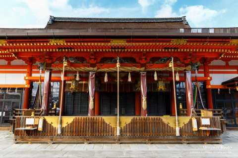 3 lonceng pada aula utama Yasaka Jinja (Discover Kyoto).