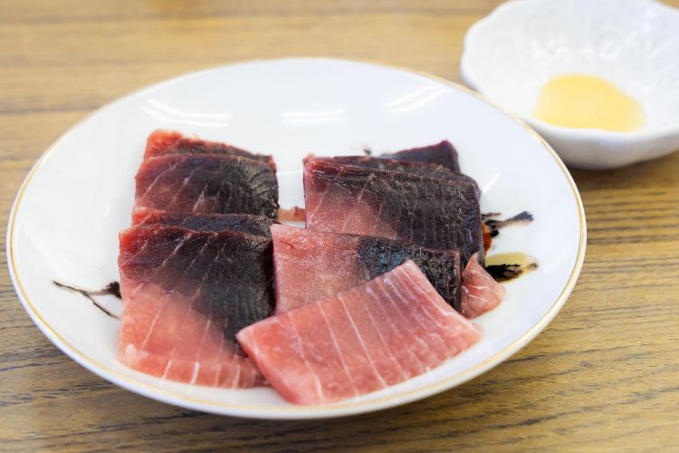Irisan chiai sebagai sashimi (Nippon.com)