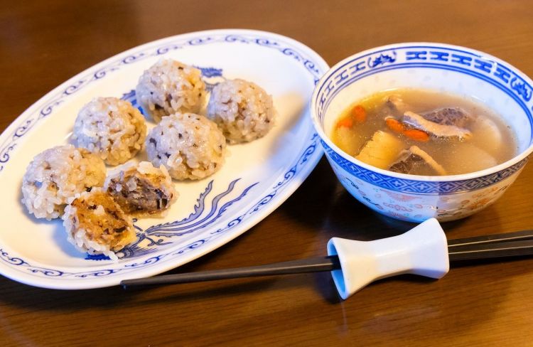 Kombinasi hidangan pangsit kukus dari campuran ikan marlin dan chiai dan sup herbal Cina.