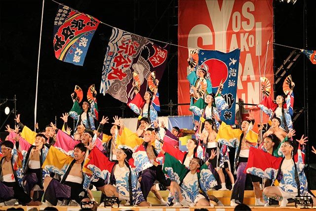 Warna-warni semangat di Yosakoi Soran Festival (yosakoi-soran.jp).