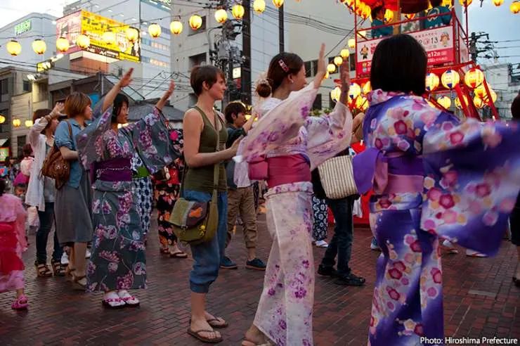 Menari dalam balutan yukata yang cerah di Hiroshima Toukasan Yukata Festival.