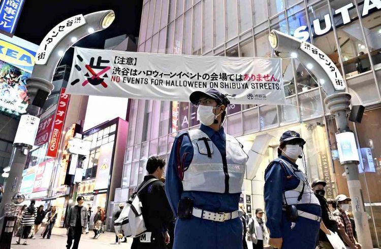 Petugas keamanan berpatroli di sebuah area di Shibuya untuk mencari orang yang minum-minum di jalan