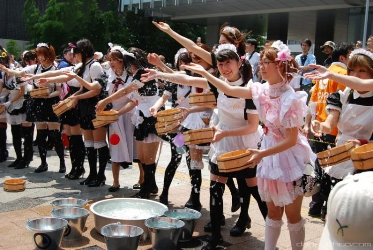 Para maid di Akihabara melakukan uchimizu (Danny Choo)