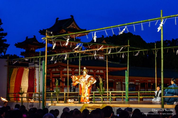 Pertunjukan Kyoto Takigi Noh diadakan di luar ruangan (Discover Kyoto).