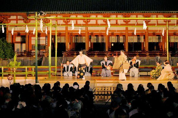 Pertunjukan Kyoto Takigi Noh di Kuil Heaian pada 1 Juni 2024 (Kyoto Shimbun).