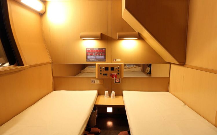 Melewati perjalanan malam di Sunrise Express (ハマ/PIXTA via GaijinPot Travel).