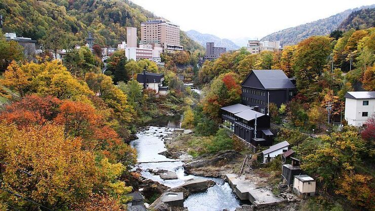 Pemandangan Jozankei saat musim gugur (Japan Guide).