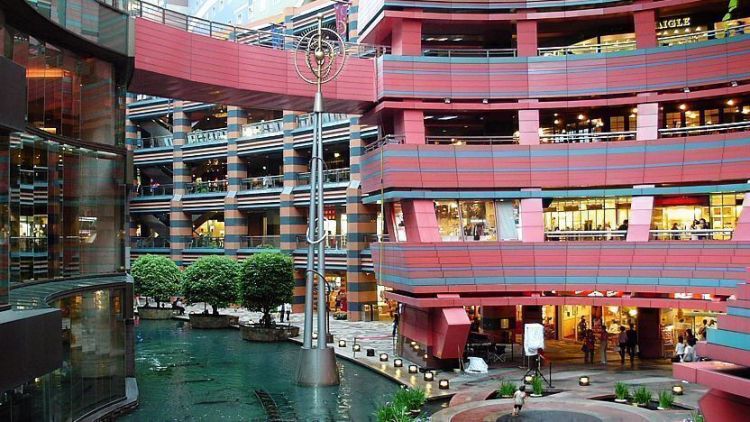 Canal City Hakata, komplek pertokoan dalam satu kawasan.