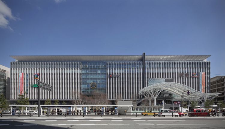 Hankyu Hakata, pusat perbelanjaan di dalam Stasiun JR Hakata.