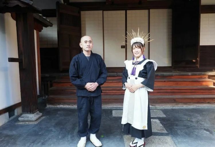 Kepala biksu Kuil Ryuganji, Ryuho Ikeguchi dan pelayan pribadinya, Kuutan (Yahoo! Japan News)