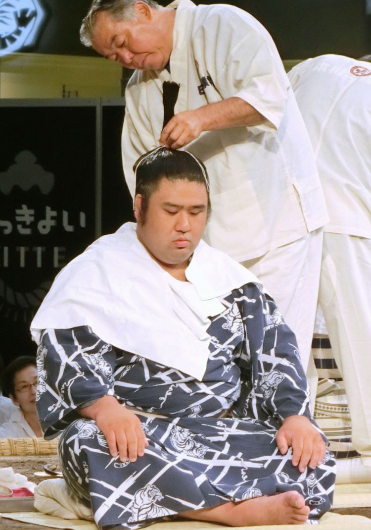 Tokoyama, Penata Rambut Sumo yang Menata Gaya Rambut Sumo menjadi Chonmage (Website/Japan Times)