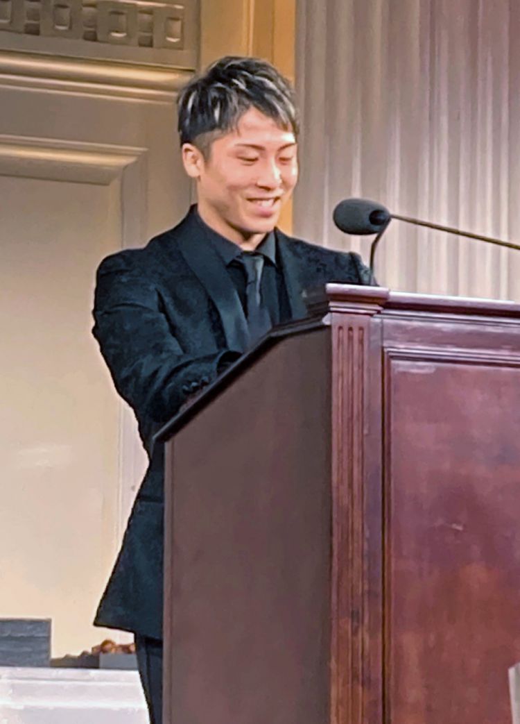 Naoya Inoue menyampaikan pidatonya saat menerima penghargaan di New York (Kyodo News).