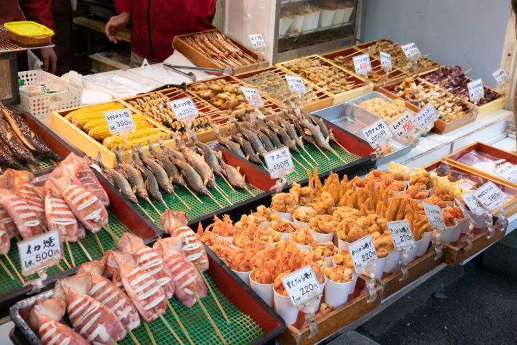 Macam-macam sate di Teradomari Street Market (Enjoy Niigata).