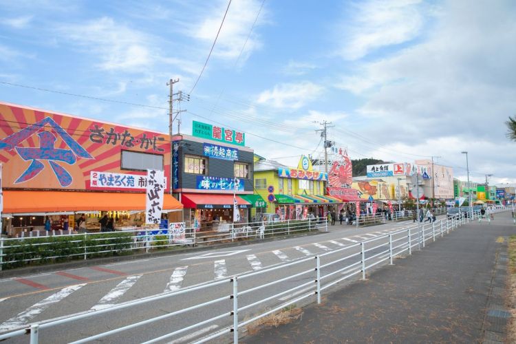 Jalanan Teradomari Street Market, surganya kuliner laut di Prefektur Niigata (Enjoy Niigata).