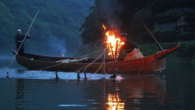 Para nelayan menggunakan obor sebagai pencahayaan sekaligus untuk menarik ikan (Japan Guide).