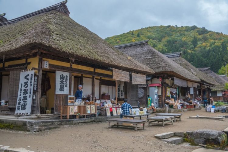 Rumah tradisional di Ouchijuku yang menjual aneka kerajinan tangan (GaijinPot Travel).