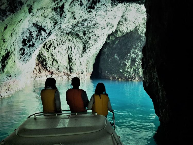 Menjelajahi pesona Otaru Blue Cave dengan cruise (Veltra).