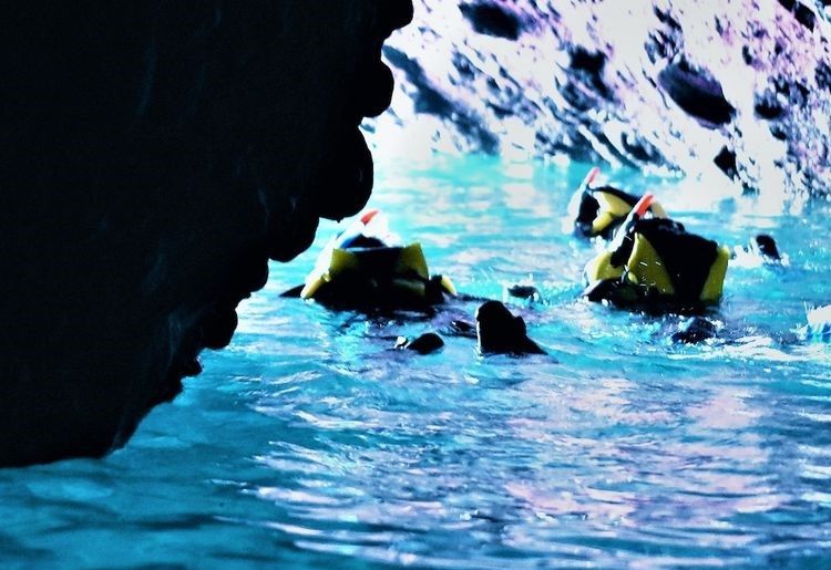 Main snorkeling di Shakotan Blue Cave (Klook).