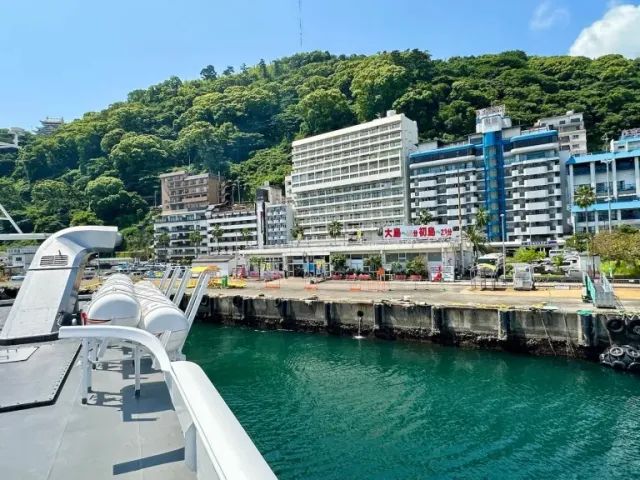 Menyambangi Hatsushima dengan kapal ferry dari Pelabuhan Atami (SoraNews24).