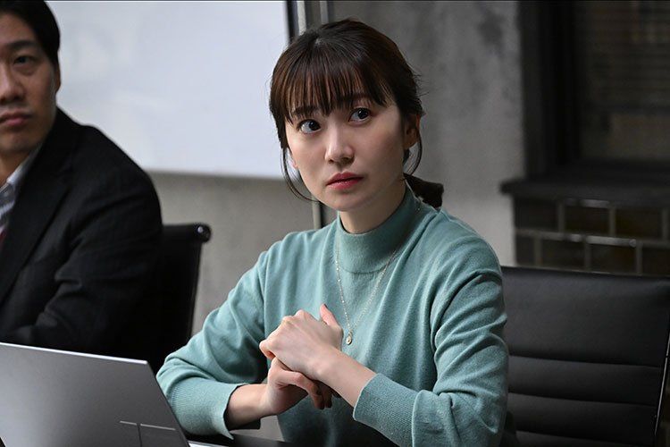 Yuko Oshima berperan sebagai paralegal di kantor pengacara Akizumi (TBS).