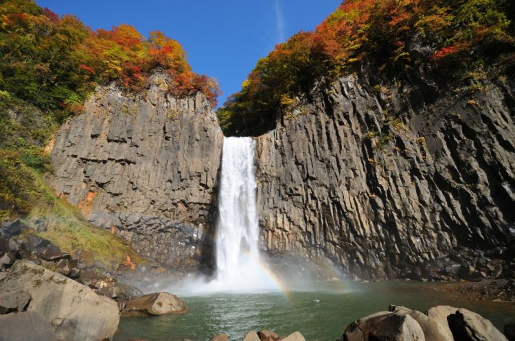 Air terjun Naena Falls yang masih terjaga pesona alamnya (tohokukanko.jp).