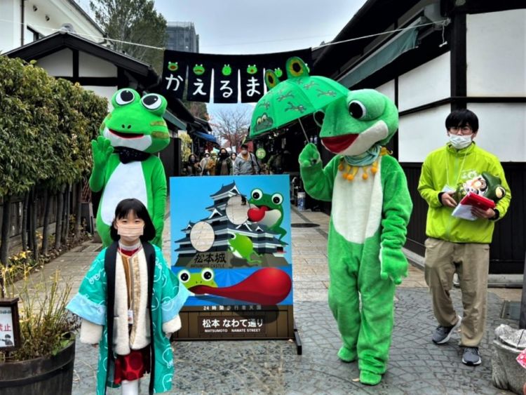 Penduduk lokal dan anak-anak bercosplay sebagai katak dalam perayaan festival katak