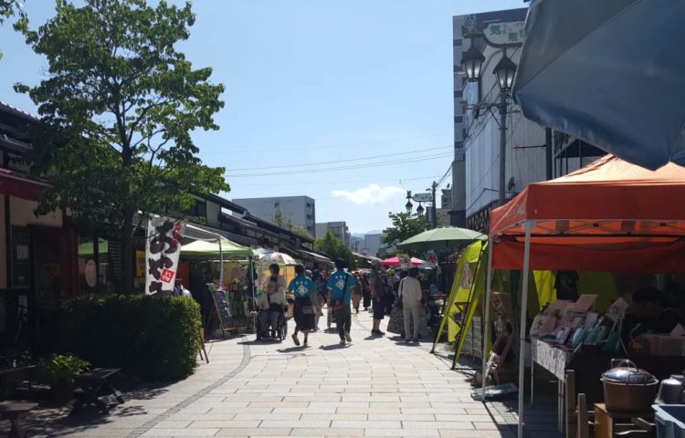 Festival katak di jalan Nawate dori berisi berbagai keseruan (Visit Matsumoto)