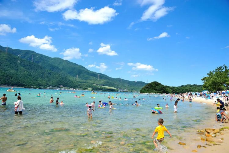 Wisatawan bermain air di pantai di Mizushima (Tsuruga Tourism Association)