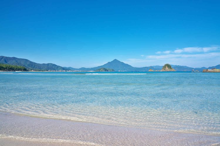 Keindahan biru laut dan pasir putih pada Pantai Wakasa Wada (Enjoy Fukui).