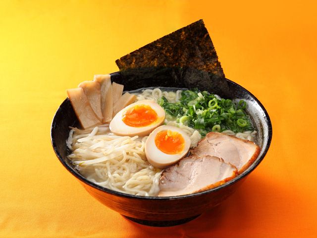 Ramen lezat yang siap mengguncang perutmu (newreomaworld.com).