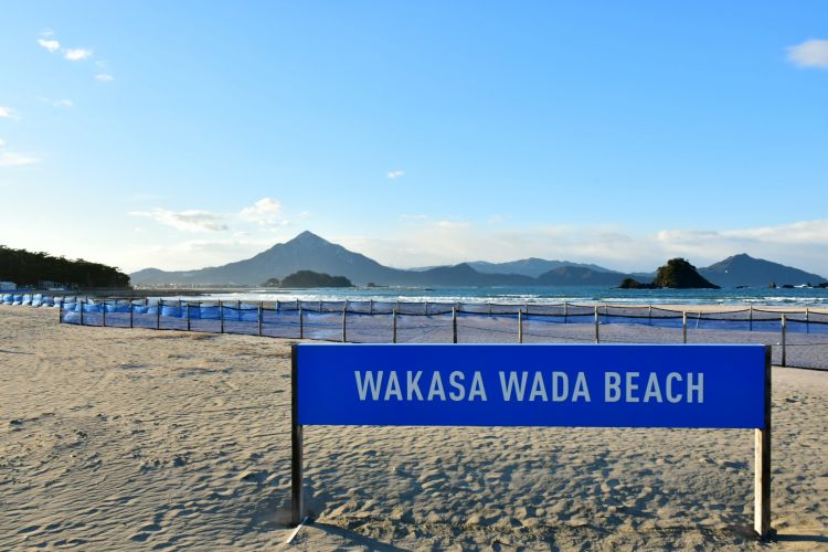Papan nama pantai Wakasa Wada (JNTO).